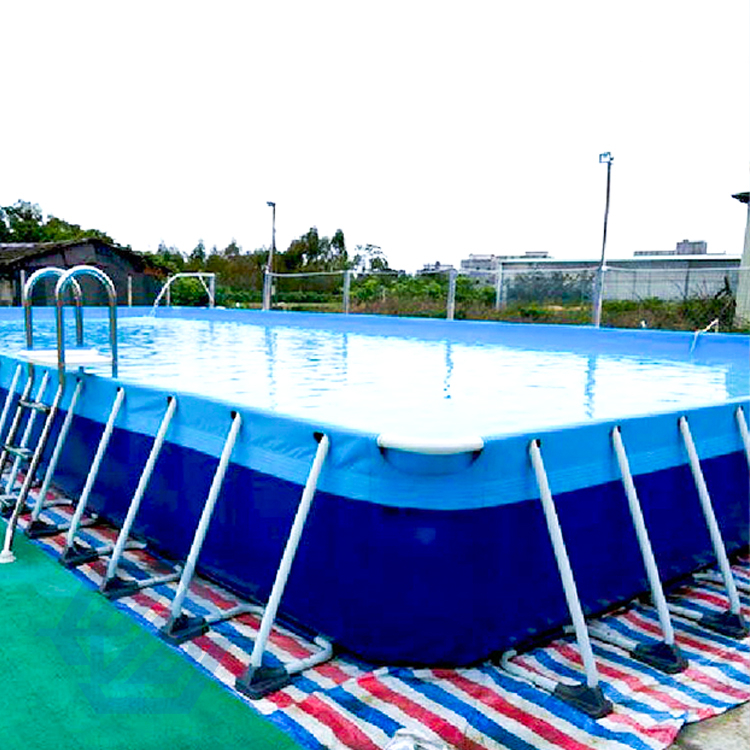 Piscina grande al aire libre sobre el suelo con estructura metálica de verano con filtro y escalera