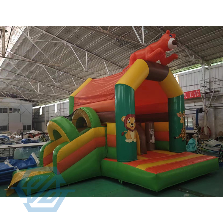 Parque inflable con temática de animales para niños saltando