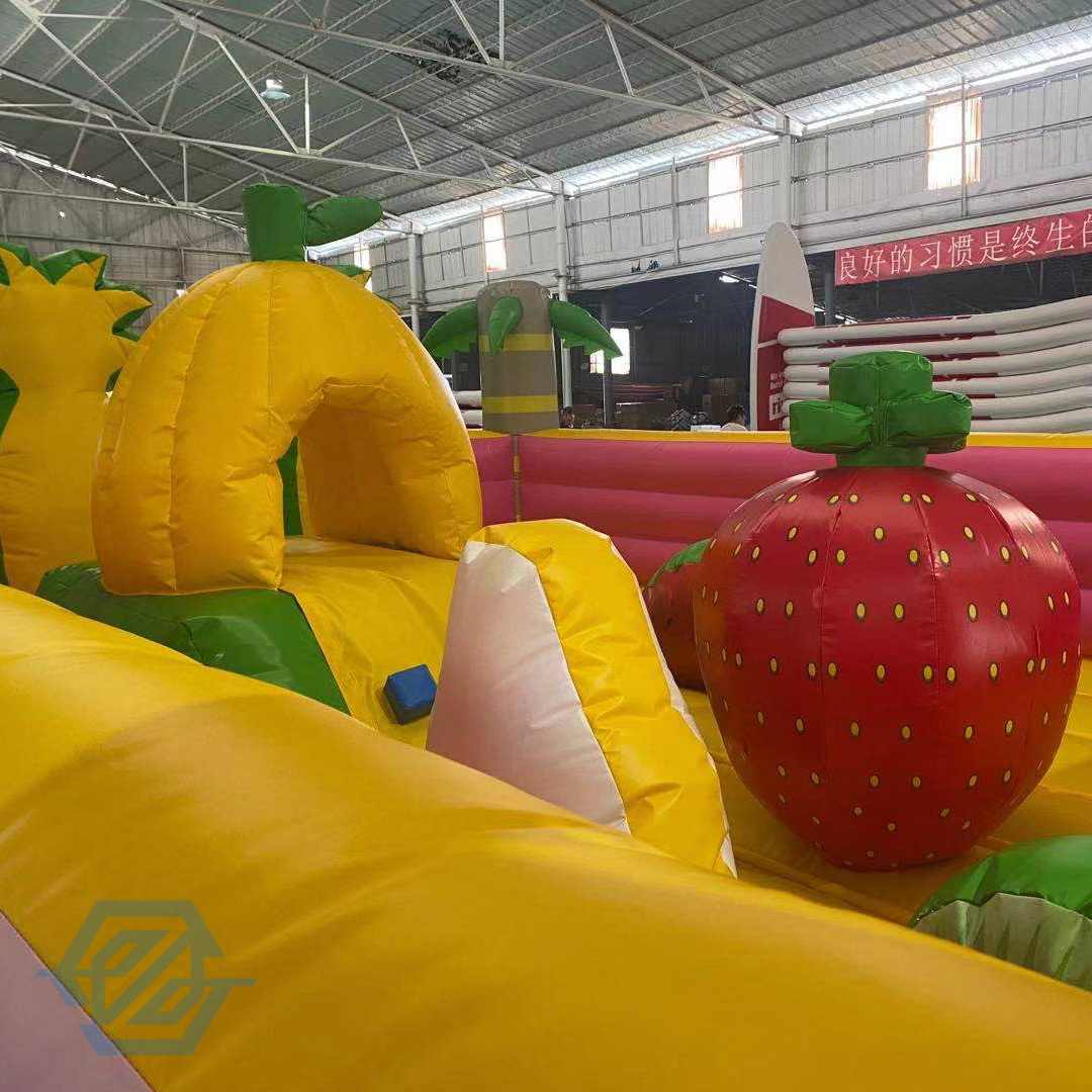 Castillo inflable de la despedida del parque de atracciones del patio del tema de la fruta para los niños