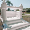 Castillo hinchable blanco con piscina de bolas para eventos de boda